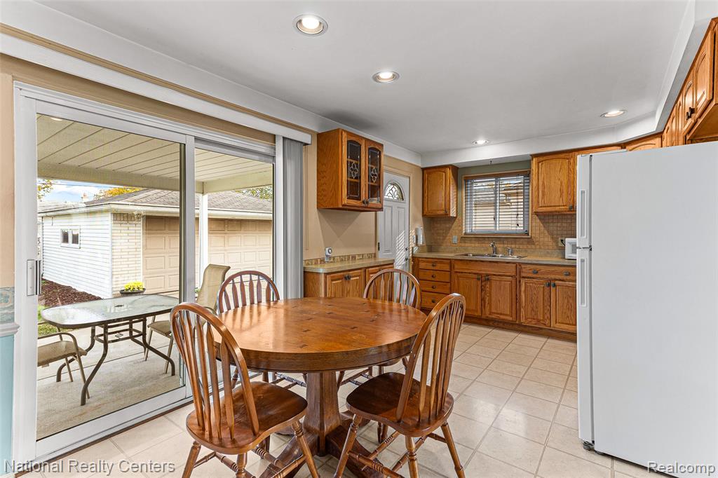 6104 Ardmore Park Circle, Dearborn Heights, MI 48127 — Photo 8