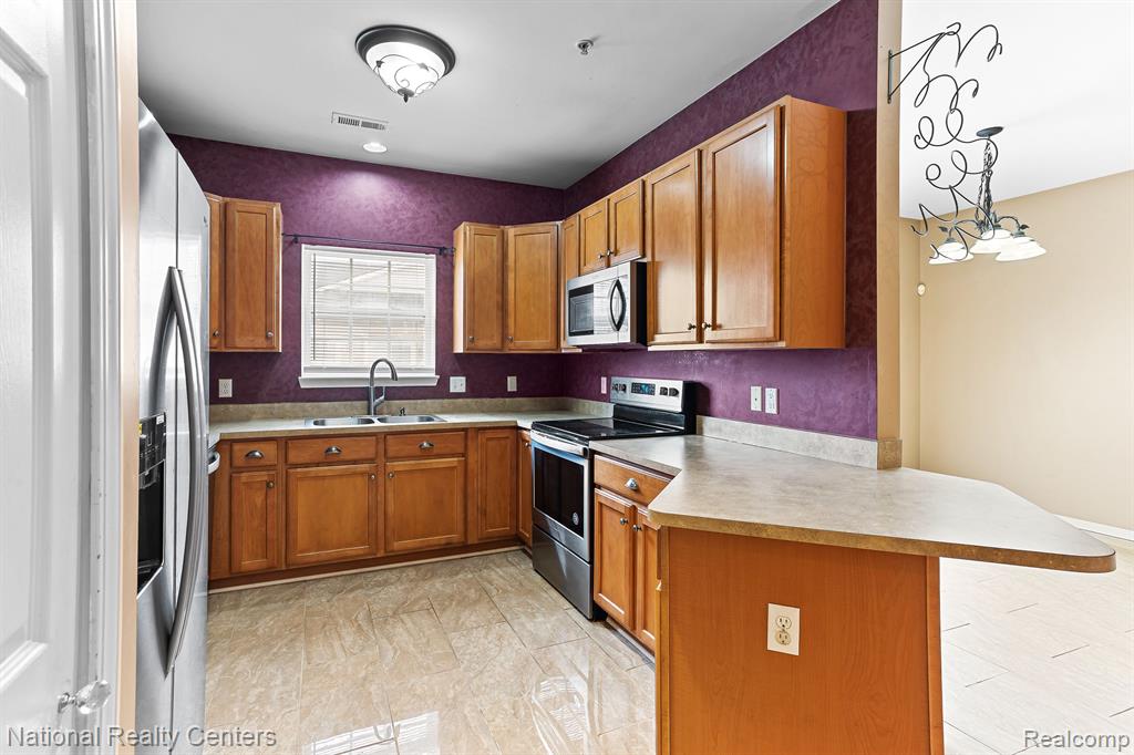 17211 Addington Drive, Commerce Twp, MI 48390 — Photo 11