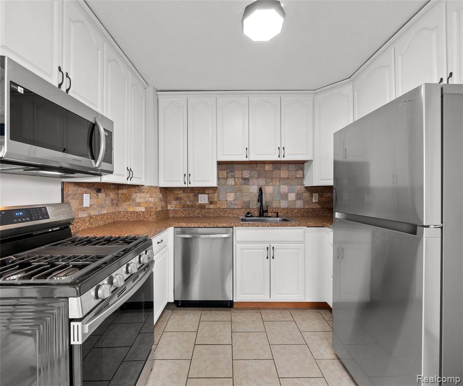 8916 Deering Street, Livonia, MI 48150 — Photo 13