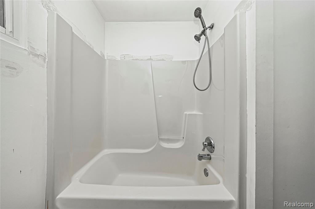 975 E Barrett Avenue, Madison Heights, MI 48071 — Photo 17