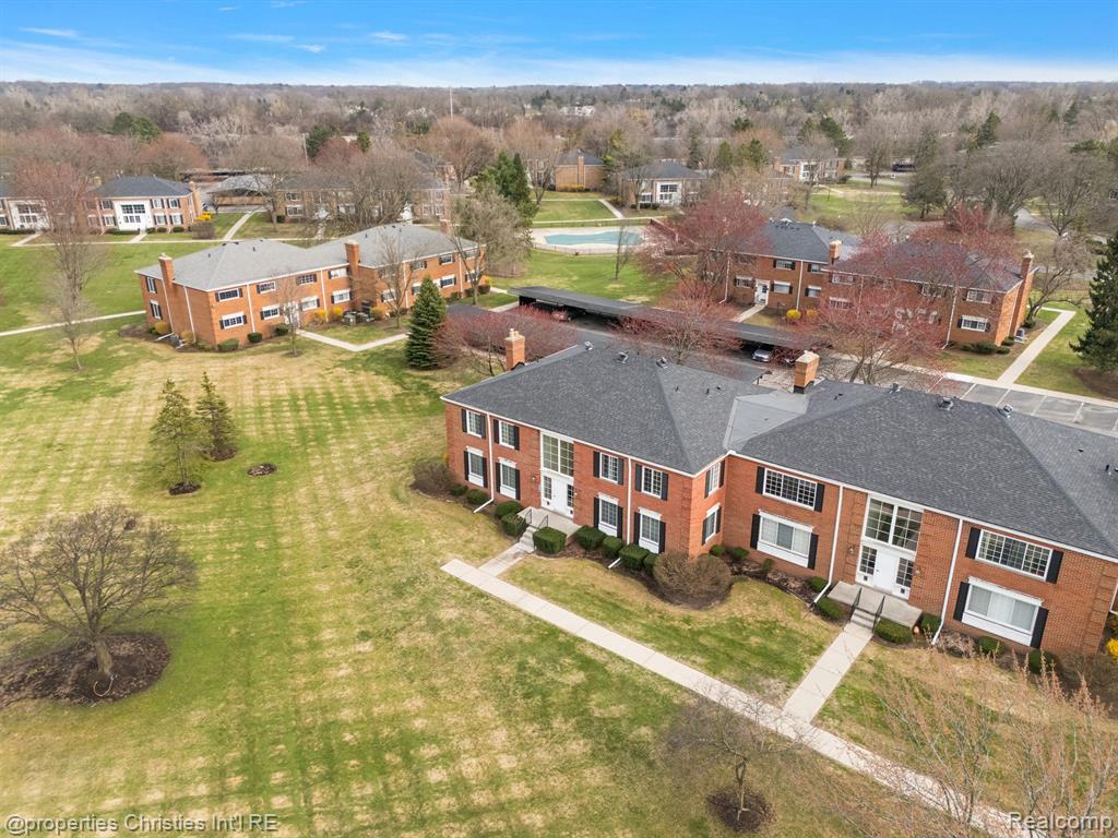636 E FOX HILLS Drive, Bloomfield Hills, MI 48304 — Photo 34