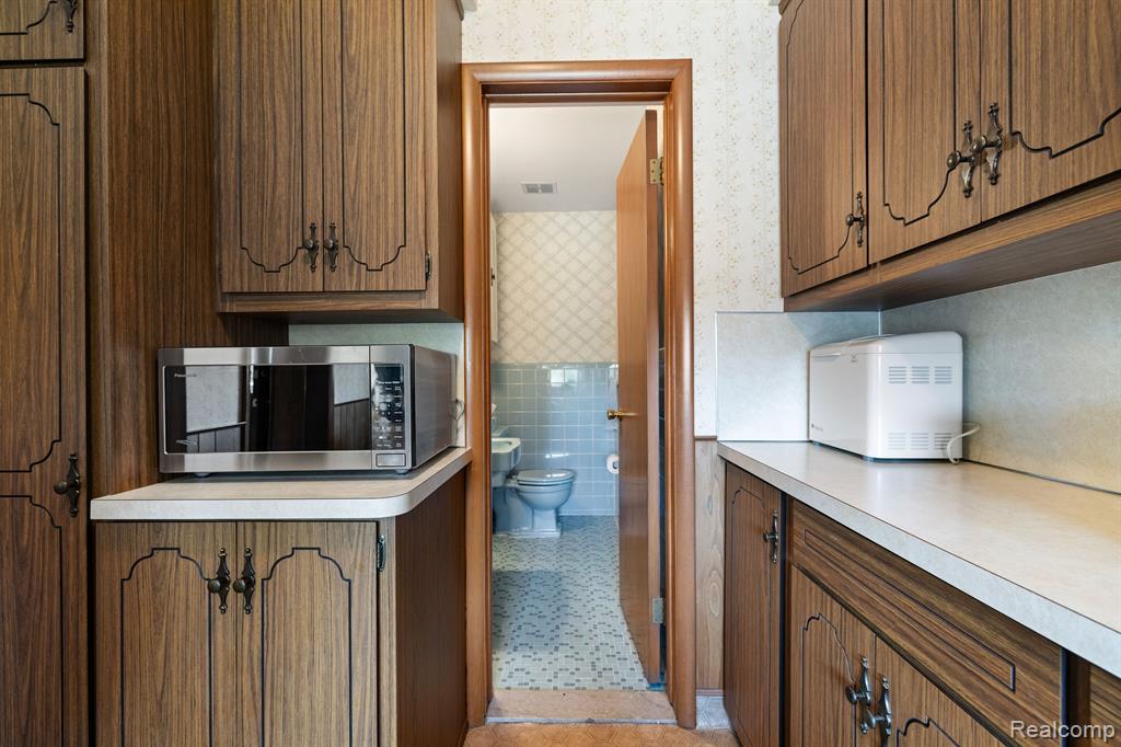 6248 LIVERNOIS Road, Troy, MI 48098 — Photo 18