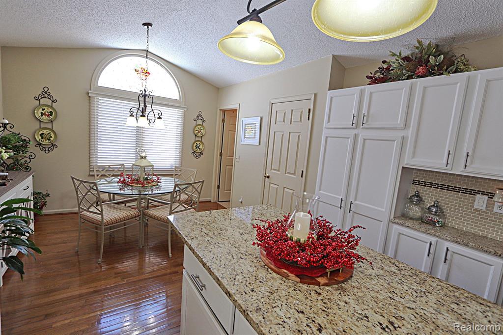 35053 KNOLLWOOD Lane, Farmington Hills, MI 48335 — Photo 32