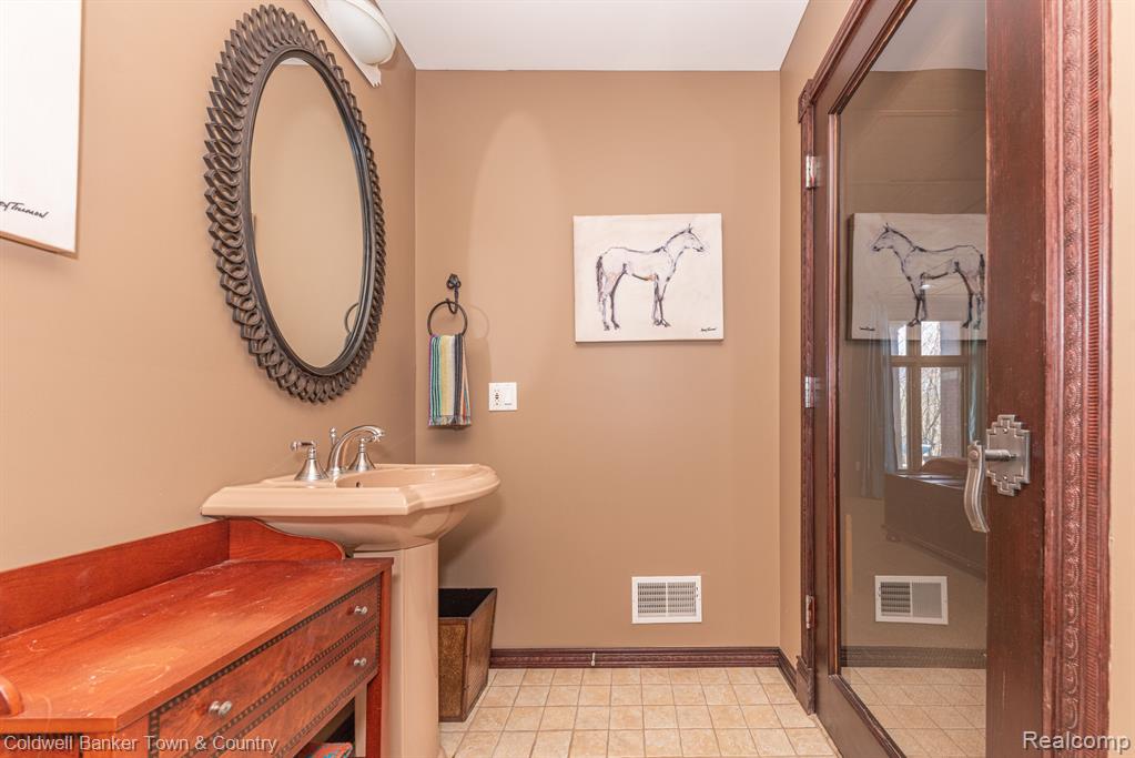 9945 ROLLING GREENS Drive, Pinckney, MI 48169 — Photo 59
