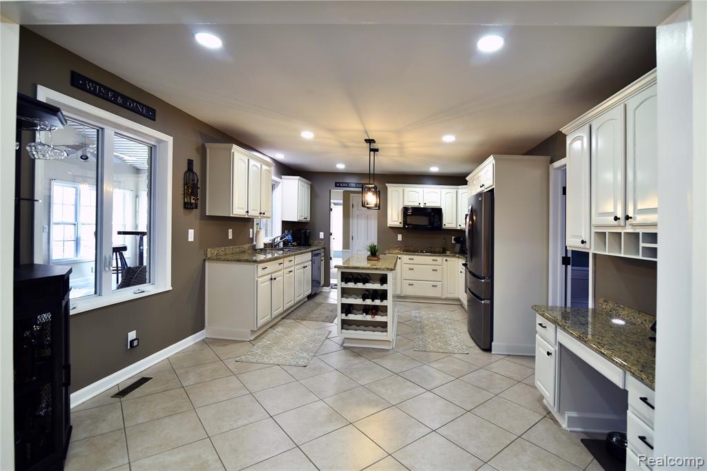 9693 BURNING TREE Drive, Grand Blanc, MI 48439 — Photo 16