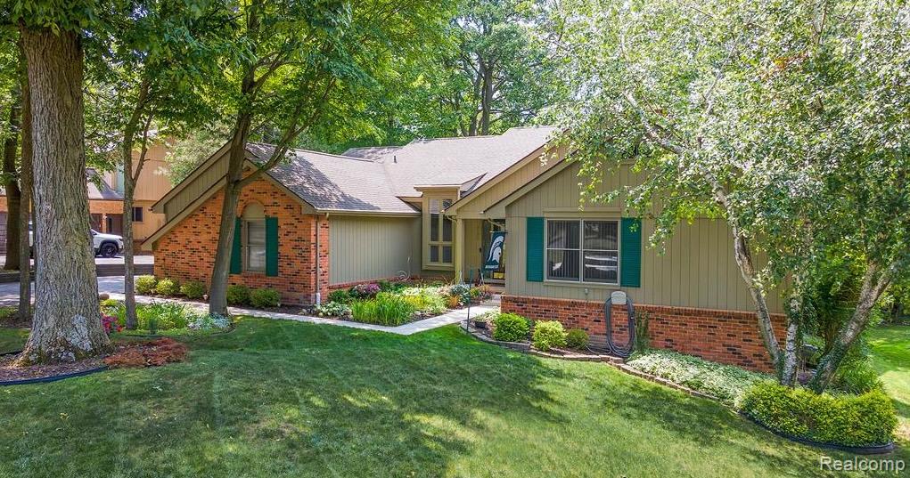 6076 Dunmore Drive, West Bloomfield, MI — front exterior