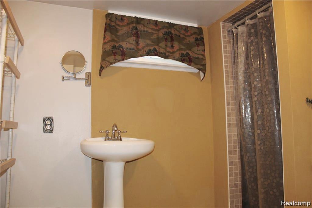 6272 W Court Street, Flint, MI 48532 — Photo 27