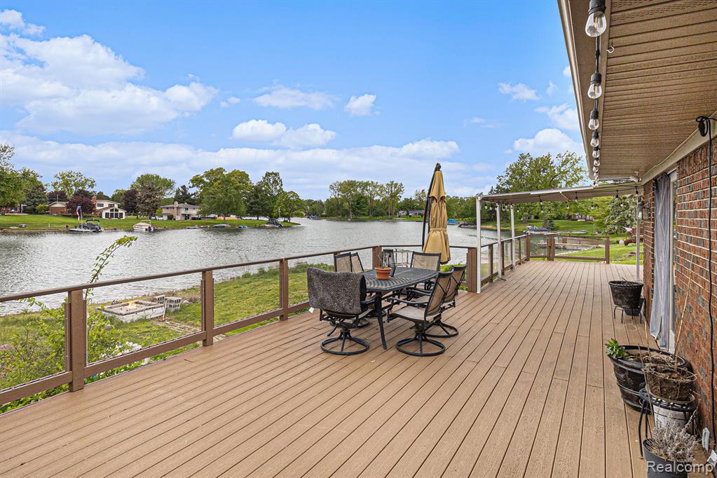 687 Sunnybeach Drive, White Lake, MI — Photo 23