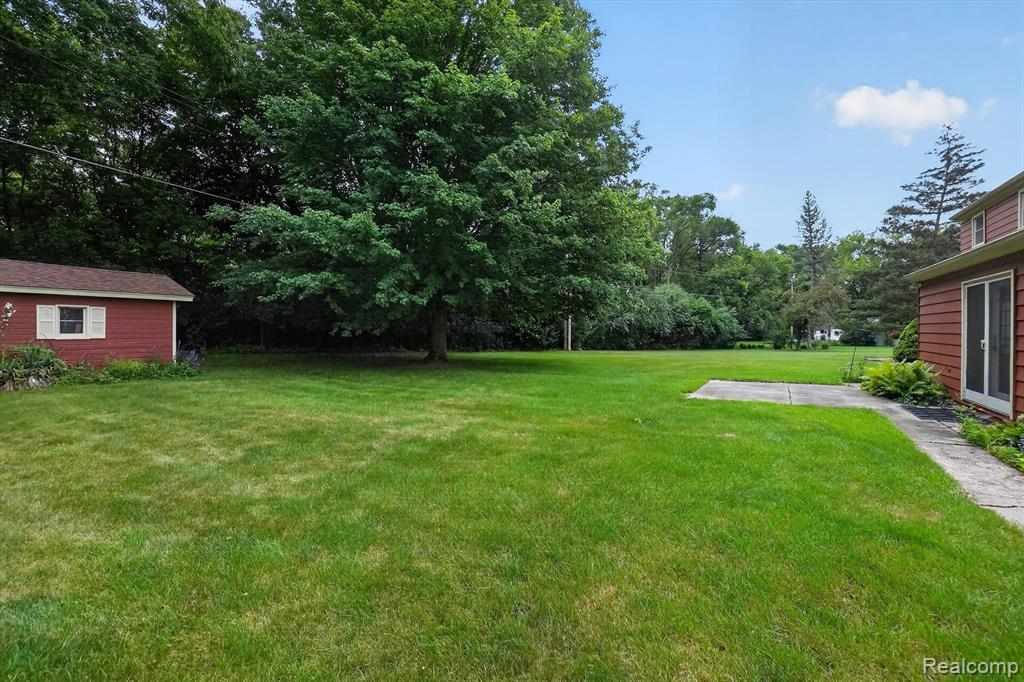 2356 Pineview Court, Flushing, MI 48433 — Photo 35