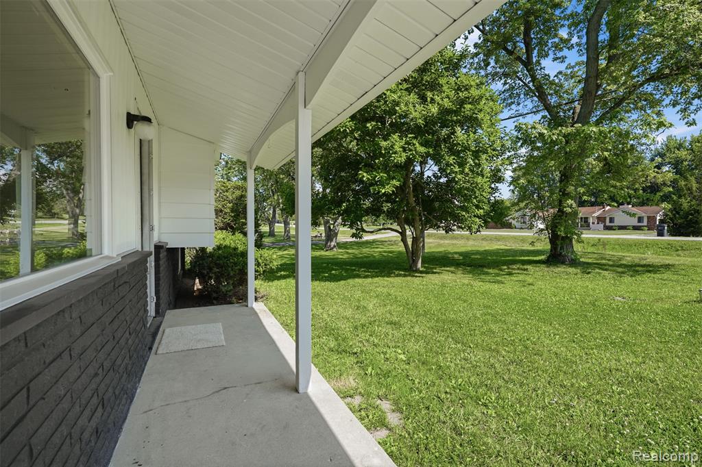 6187 E Maple Avenue, Grand Blanc, MI 48439 — Photo 3