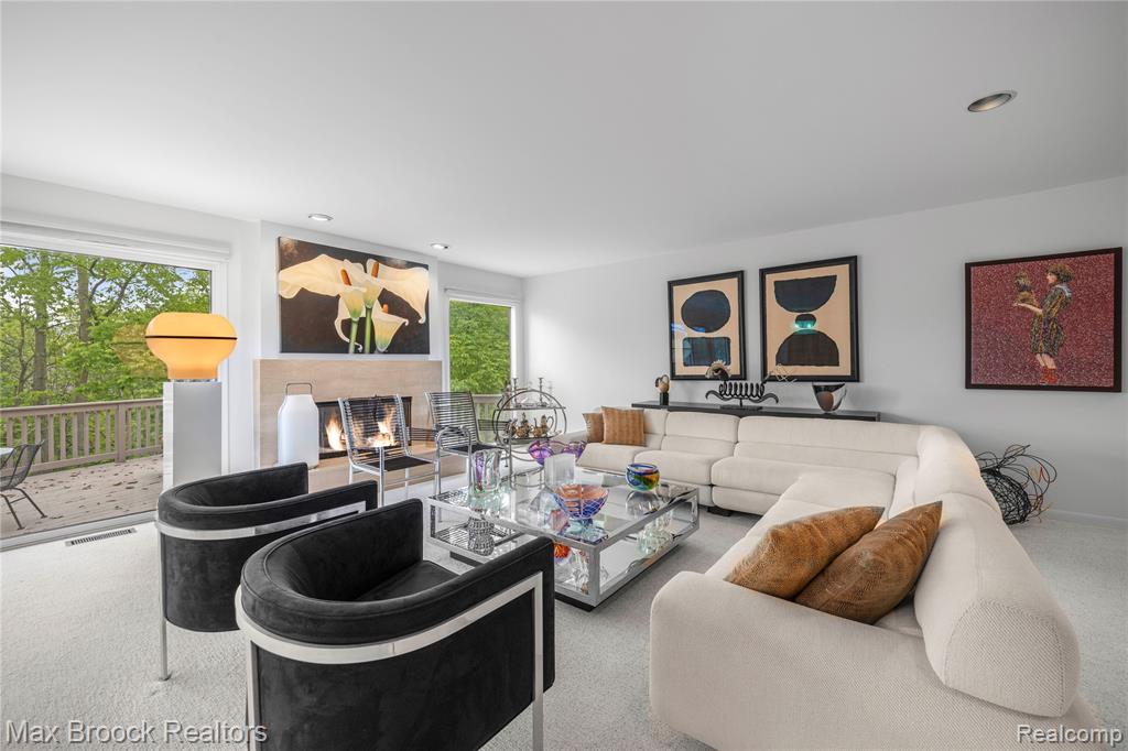 4933 Woodcliff Hill Road N, West Bloomfield, MI 48323 — Photo 8
