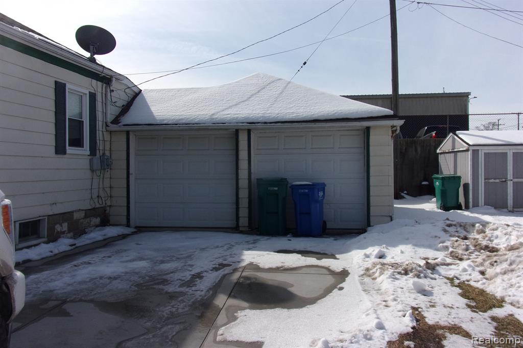 407 LIVINGSTON Street, Howell, MI 48843 — Photo 2