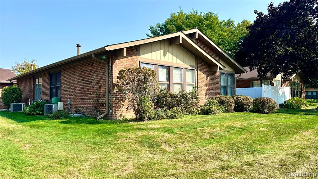 2751 ROUNDTREE Drive, Troy, MI 48083 — Photo 2