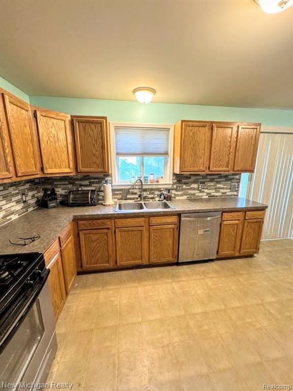 434 W Bernhard Avenue, Hazel Park, MI 48030 — Photo 3