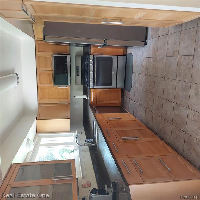 5208 Woodview Drive, Bloomfield Hills, MI 48302 — Photo 9