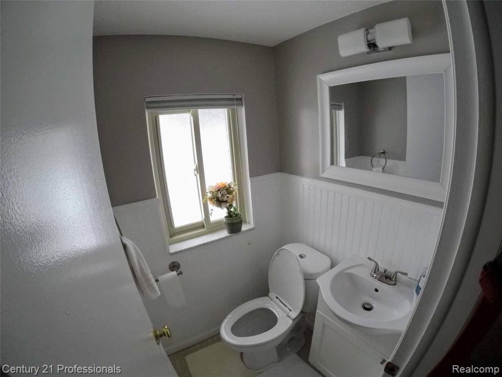 575 Troyvally Street, Troy, MI 48098 — Photo 18