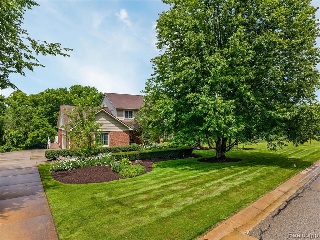 57694 Hidden Timbers Drive, South Lyon, MI 48178 — Photo 2