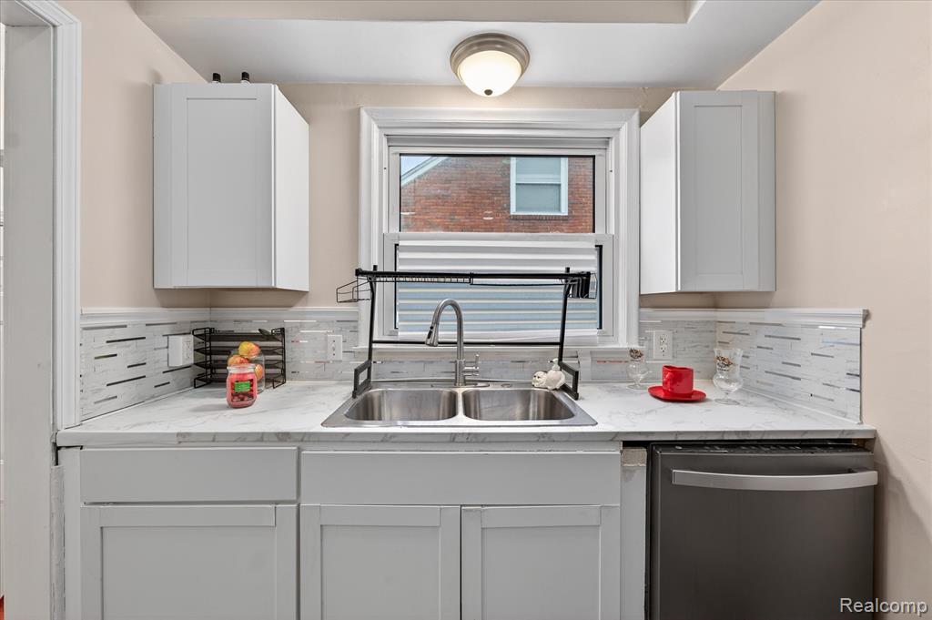 21211 Newcastle Road, Harper Woods, MI 48225 — Photo 15