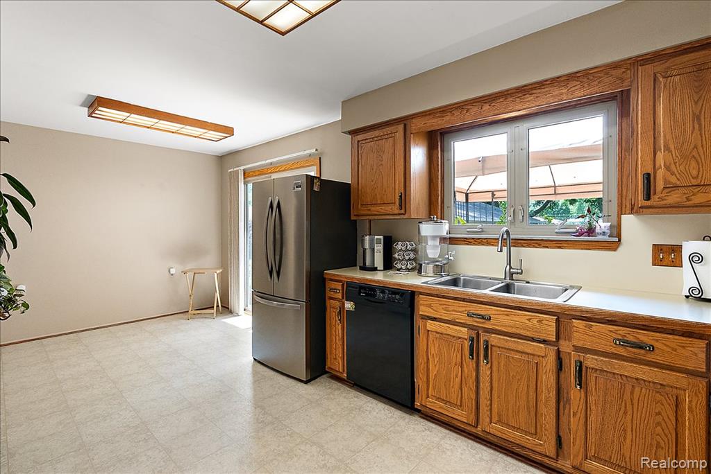 5242 Mansfield Avenue, Sterling Heights, MI 48310 — Photo 15
