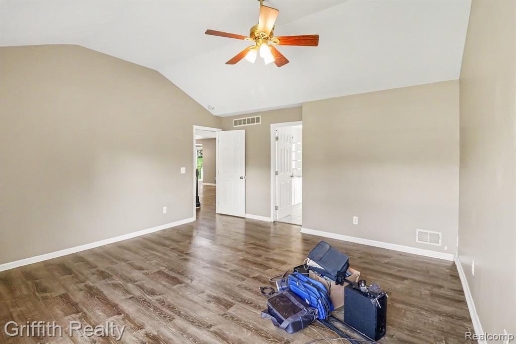 7055 Augustine Court, Fenton, MI 48430 — Photo 11