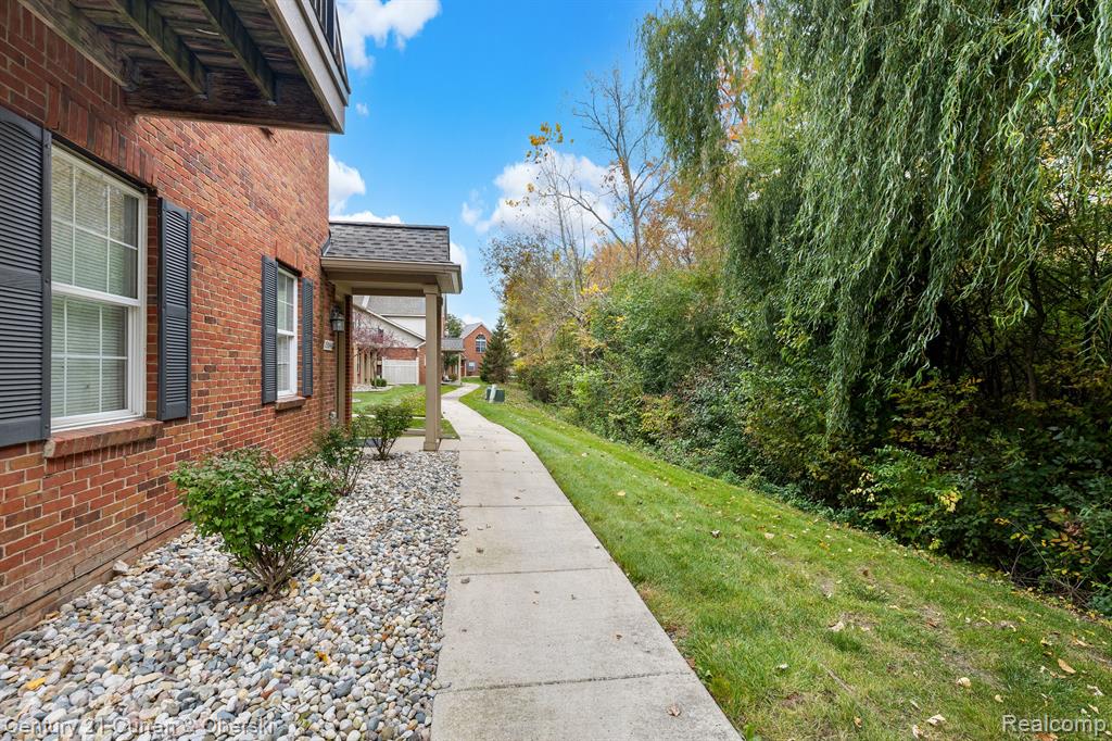 23046 WILLIAMSBURG Circle, Woodhaven, MI 48183 — Photo 2