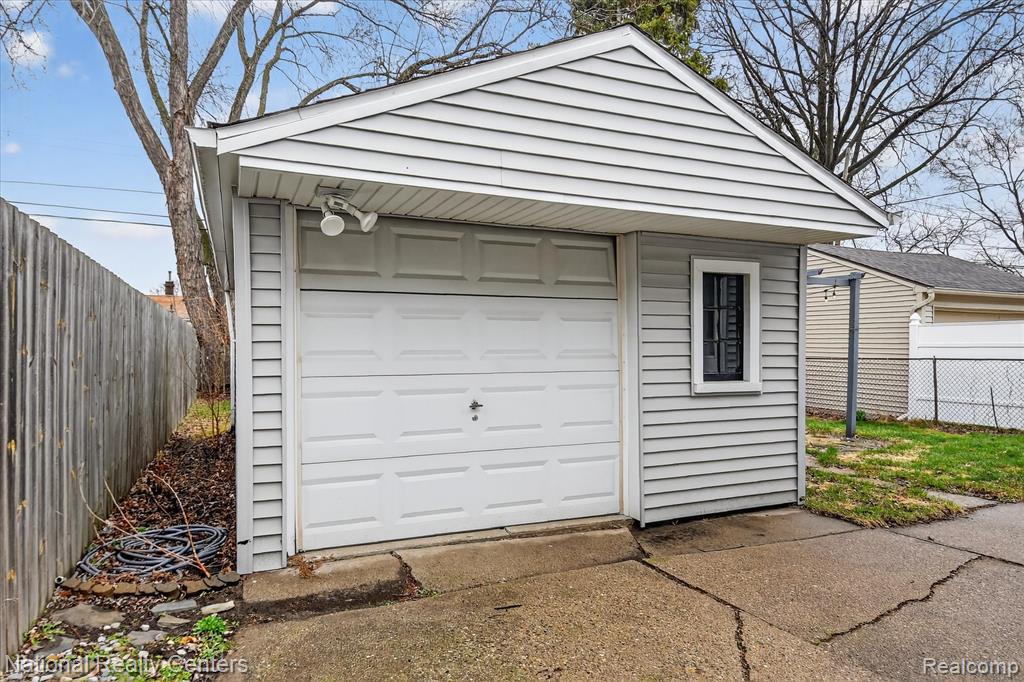957 E Dallas Avenue, Madison Heights, MI 48071 — Photo 23