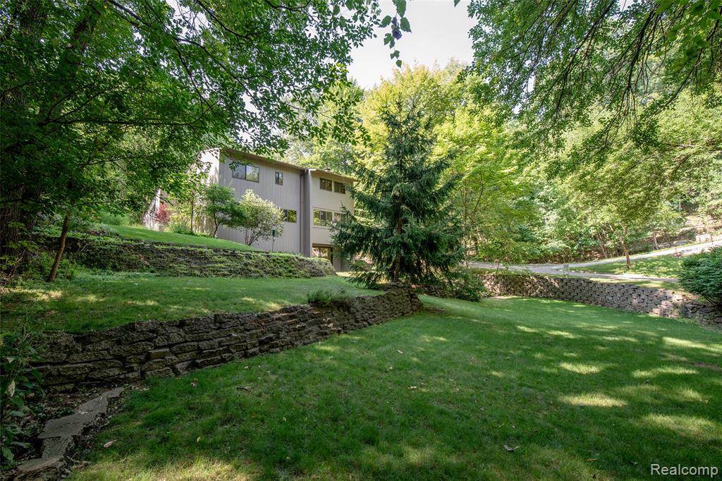 8878 Minne Wanna Road, Independence, MI 48348 — Photo 13