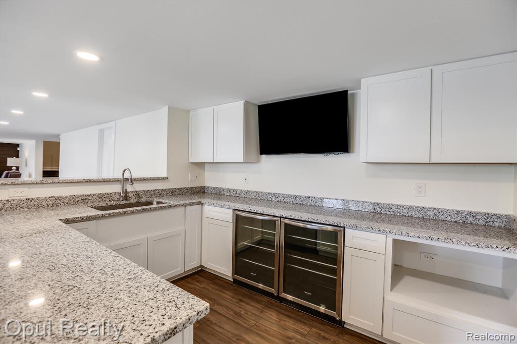 7484 HARDWOOD Circle, Canton, MI 48187 — Photo 46