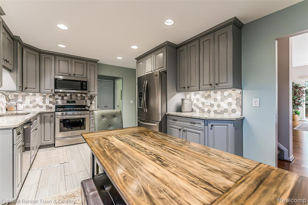 642 Chestnut Drive, Wixom, MI 48393 — Photo 24