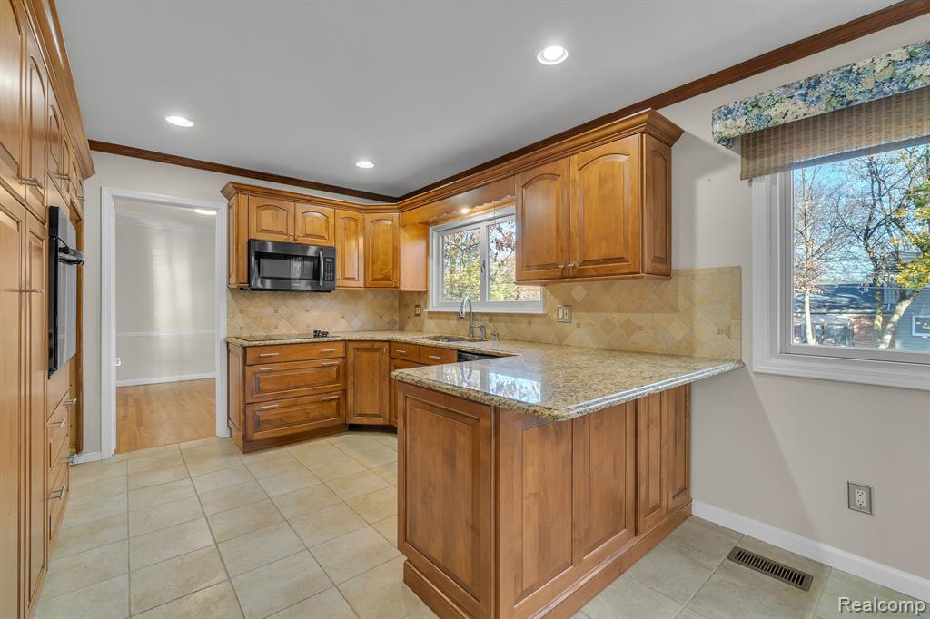 4248 WHITEBIRCH Drive, West Bloomfield, MI 48323 — Photo 12