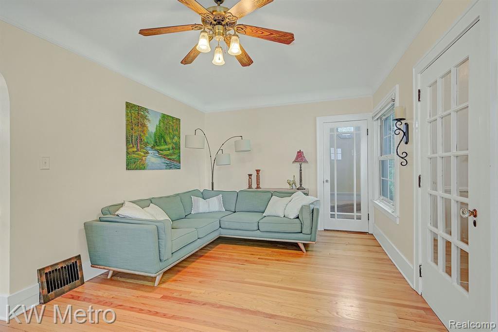 806 LOCKWOOD Road, Royal Oak, MI 48067 — Photo 7