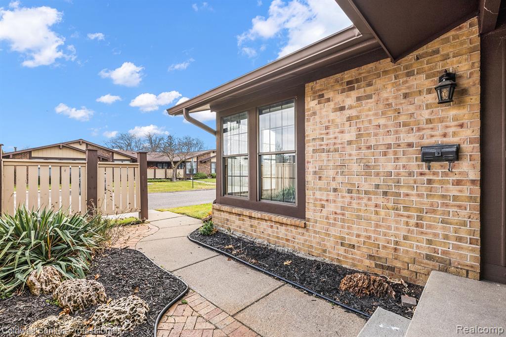2685 ROUNDTREE Drive, Troy, MI 48083 — Photo 38