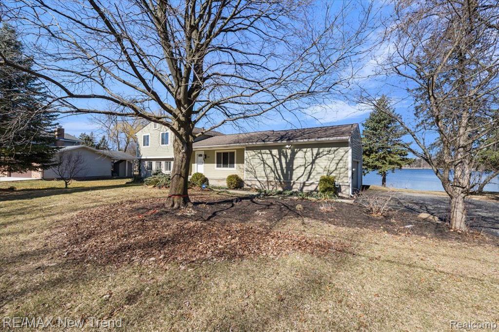 7135 CAPRI Drive, White Lake, MI 48383 — Photo 11