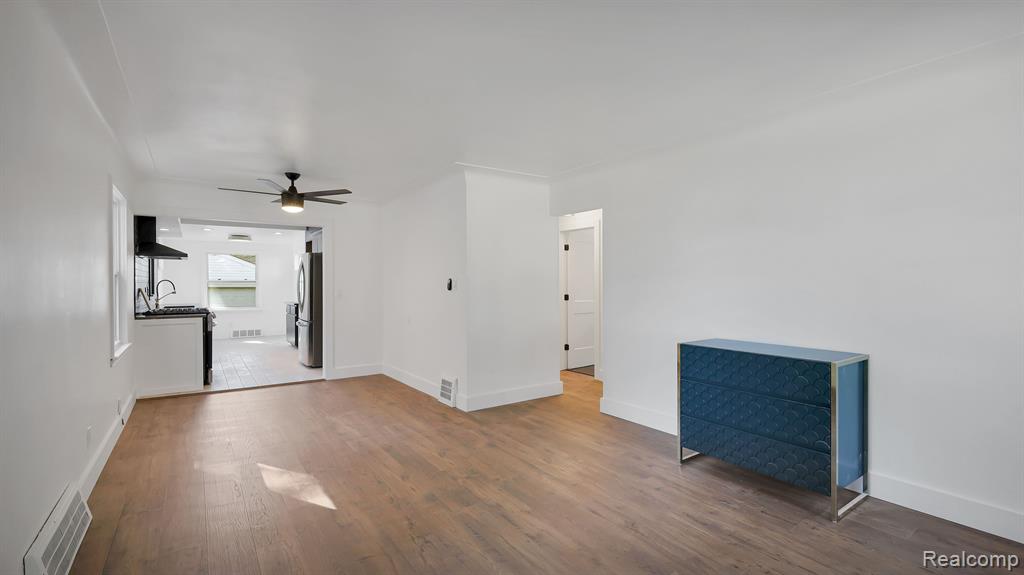 921 CAMBRIDGE Road, Berkley, MI 48072 — Photo 6