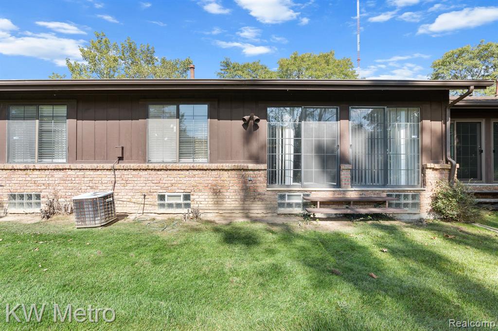 27173 CUMBERLAND Court, Southfield, MI 48033 — Photo 23