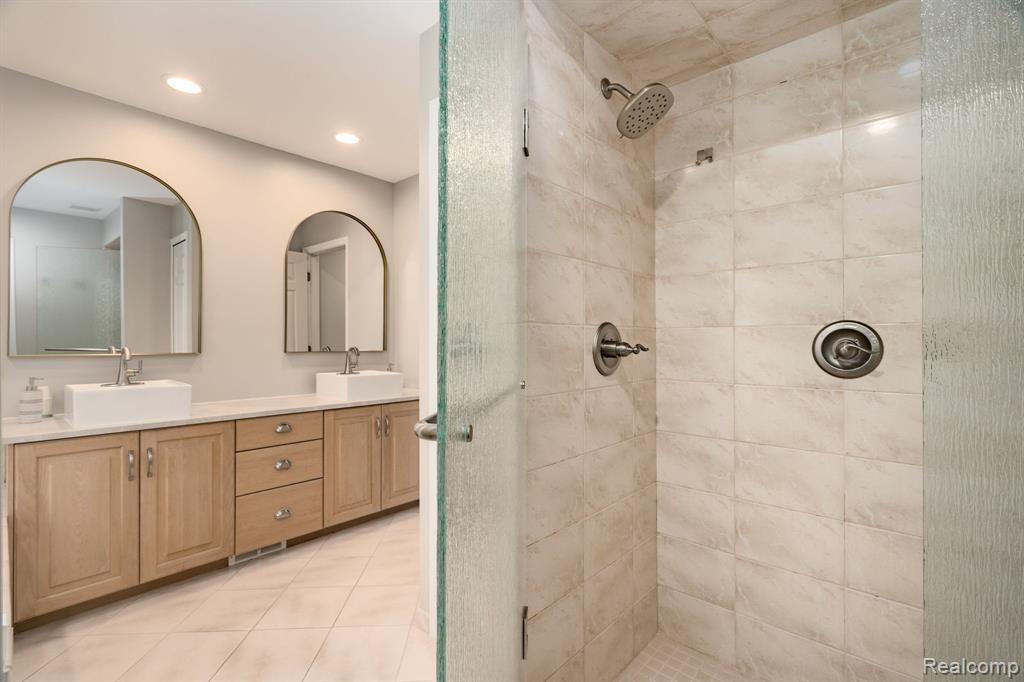 6751 Berry Pointe Drive, Clarkston, MI 48348 — Photo 35