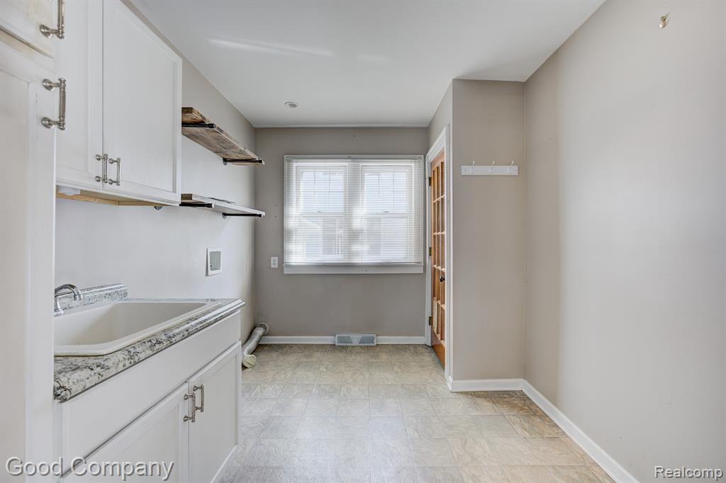 934 Lockwood Road, Royal Oak, MI 48067 — Photo 17