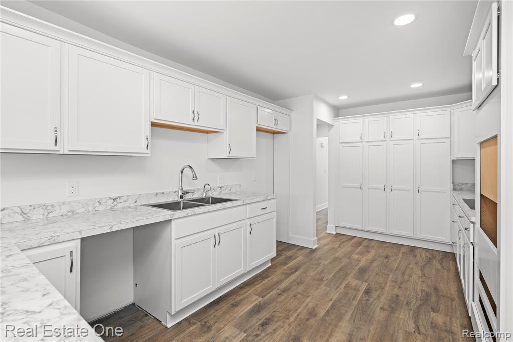 5742 Springwater Lane, West Bloomfield, MI — Photo 14