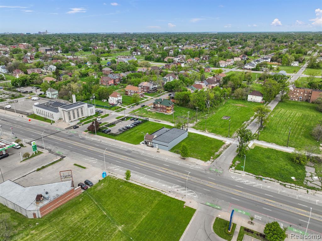 10829 E JEFFERSON Avenue, Detroit, MI 48214 — Photo 18