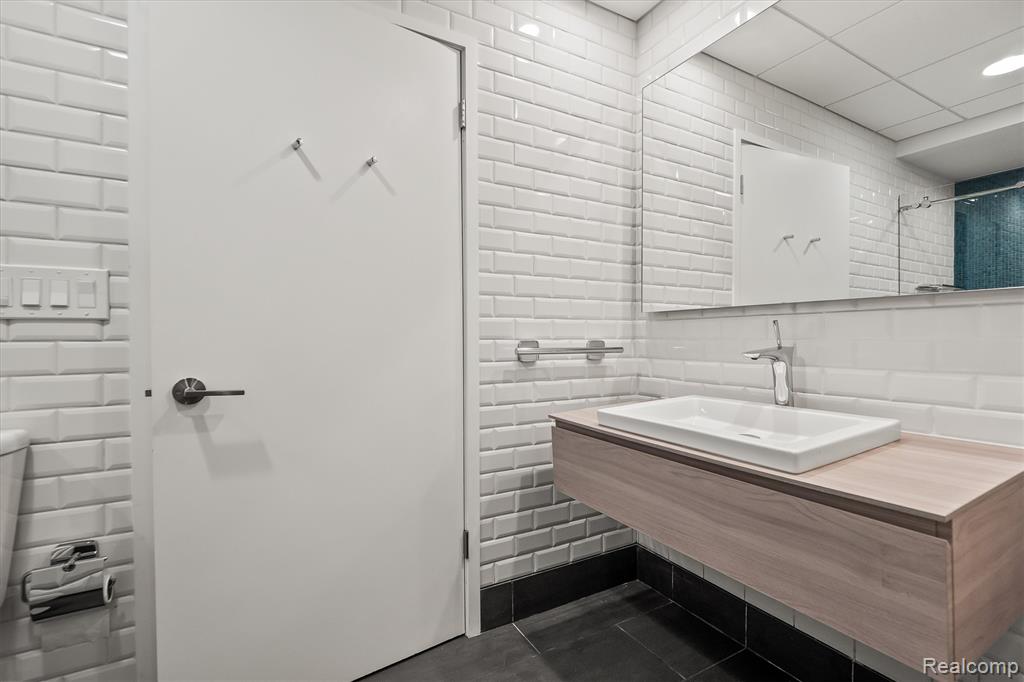 7371 Lindenmere Drive, Bloomfield Hills, MI 48301 — Photo 19