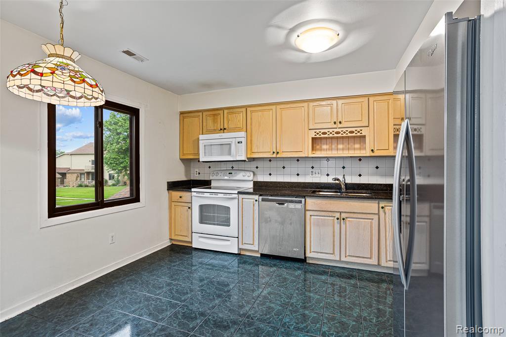 7147 Elmhurst, West Bloomfield, MI — Photo 9
