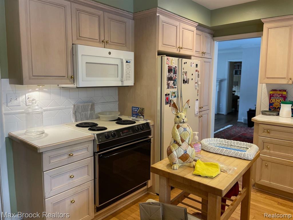 6285 HILLS Drive, Bloomfield Hills, MI 48301 — Photo 18