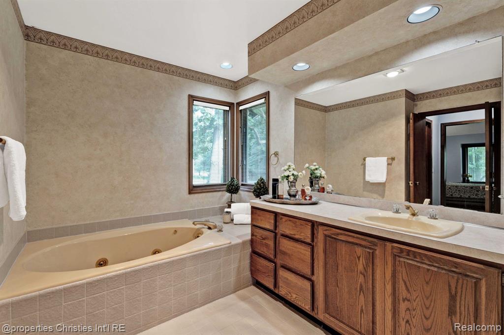 5641 SUSSEX Drive, Troy, MI 48098 — Photo 28