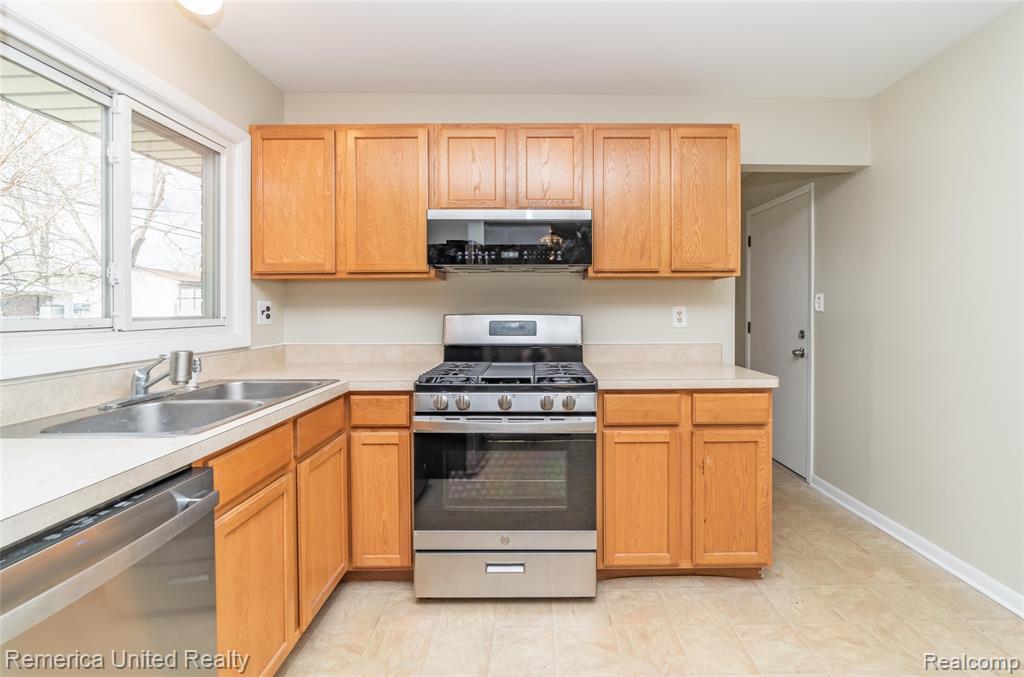 945 N Commerce Road, Commerce Twp, MI 48382 — Photo 15