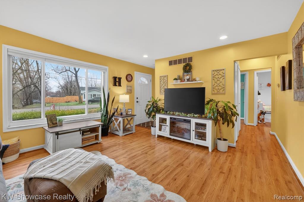 341 Rustic Circle, White Lake, MI — Photo 10