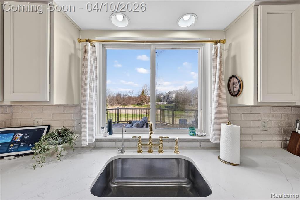 255 Round Tree Drive, Lake Orion, MI — Photo 17