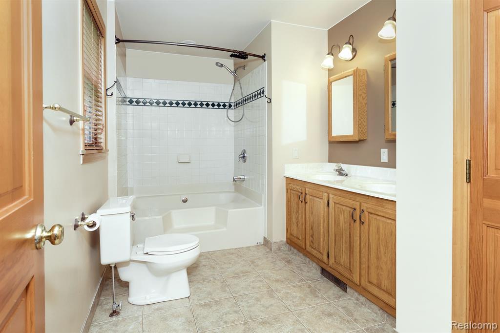 7653 CHASE LAKE Road, Fowlerville, MI 48836 — Photo 55
