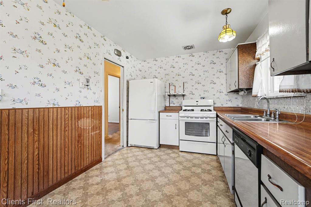 22952 Tuck Road, Farmington, MI 48336 — Photo 9
