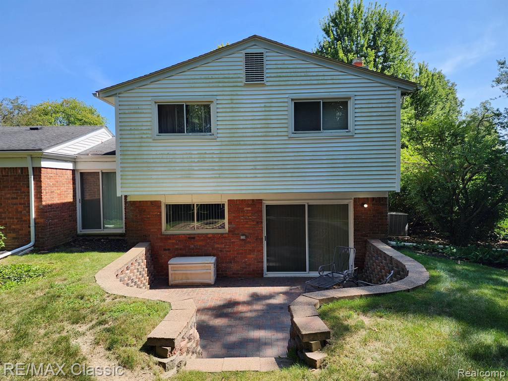 473 FOX RIVER Drive, Bloomfield Hills, MI 48304 — Photo 48