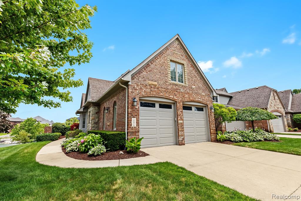 10815 SPARKLING WATERS Court, South Lyon, MI 48178 — Photo 2